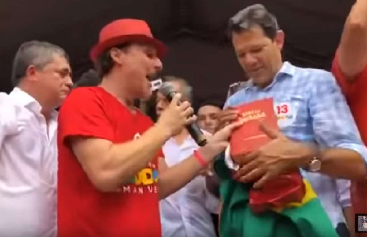 O candidato do PT &agrave; Presid&ecirc;ncia da Rep&uacute;blica, Fernando Haddad recebe uma B&iacute;blia de presente - Reprodu&ccedil;&atilde;o