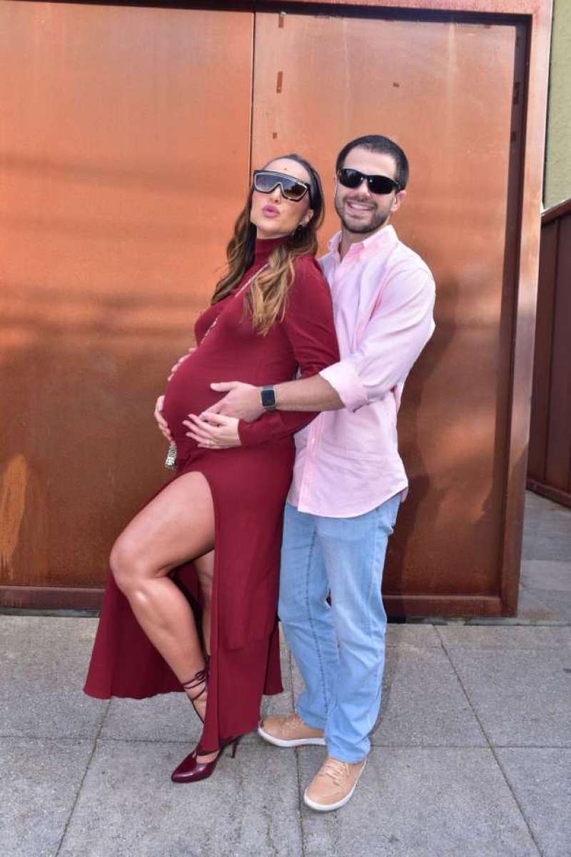 Karina Bacchi foi acompaanhada do filho, Enrico, e do noivo, Amaury Nunes