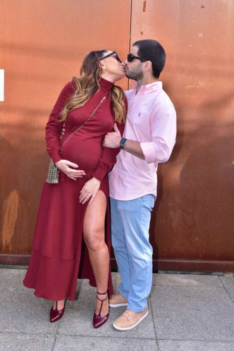 Karina Bacchi foi acompaanhada do filho, Enrico, e do noivo, Amaury Nunes