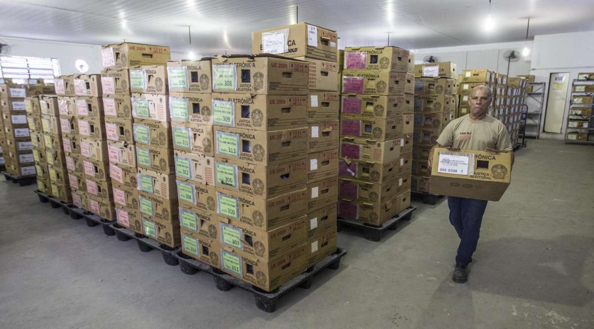Preparacao das urnas eletronicas no TRE Jardim Botanico. Rj, 22 de outubro. Foto Marcio Mercante / Agencia O Dia