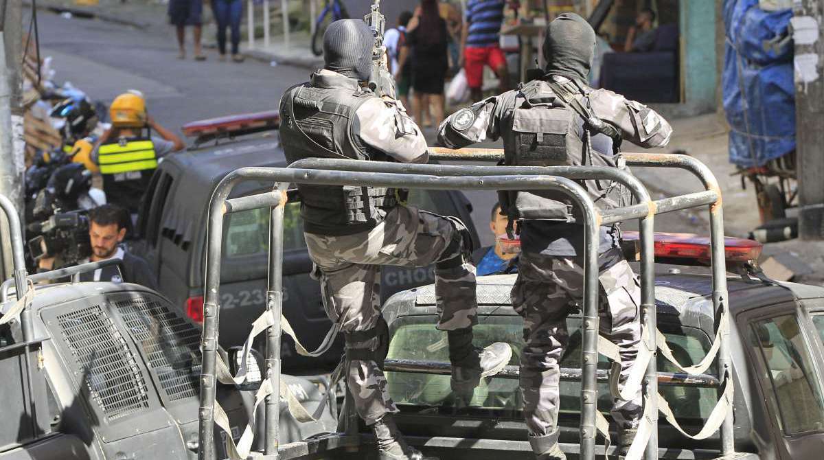 Terceiro dia de confronto entre polícia militar e bandidos no morro Pavão Pavãozinho com grande movimentação de tropas da PM. Fotos de Estefan Radovicz / Agência O Dia CIDADE,RIO,POLÍCIA,FAVELA,TRAFICANTES,TIROS
Byline