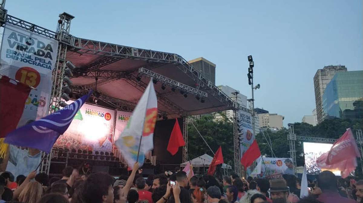 Ato da virada de Haddad e Manuela DÁvila reúne milhares de pessoas na Lapa