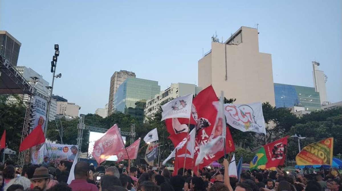 Ato da virada de Haddad e Manuela DÁvila reúne milhares de pessoas na Lapa
