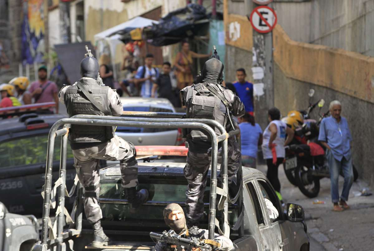 Terceiro dia de confronto entre polícia militar e bandidos no morro Pavão Pavãozinho com grande movimentação de tropas da PM. Estefan Radovicz / Agência O Dia CIDADE,RIO,POLÍCIA,FAVELA,TRAFICANTES,TIROS
Byline