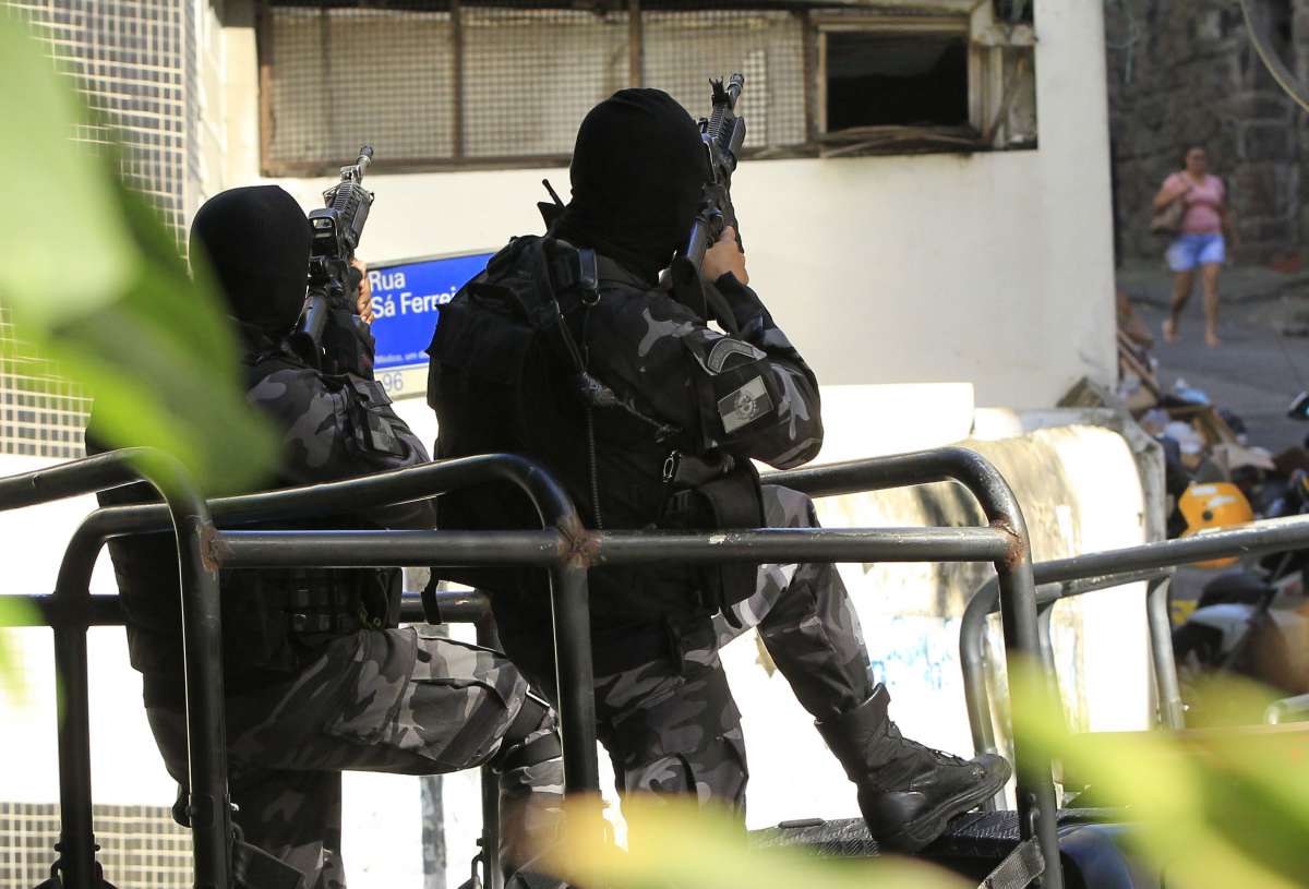 Terceiro dia de confronto entre polícia militar e bandidos no morro Pavão Pavãozinho com grande movimentação de tropas da PM. Fotos de Estefan Radovicz / Agência O Dia CIDADE,RIO,POLÍCIA,FAVELA,TRAFICANTES,TIROS
Byline