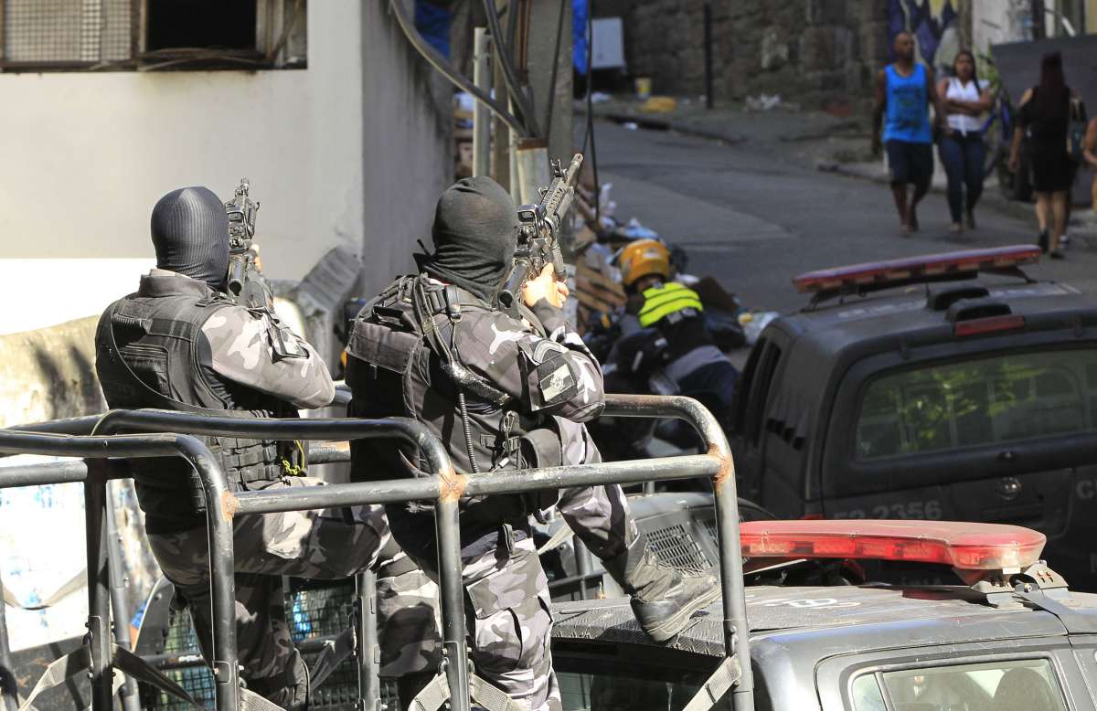 Terceiro dia de confronto entre polícia militar e bandidos no morro Pavão Pavãozinho com grande movimentação de tropas da PM. Fotos de Estefan Radovicz / Agência O Dia CIDADE,RIO,POLÍCIA,FAVELA,TRAFICANTES,TIROS
Byline