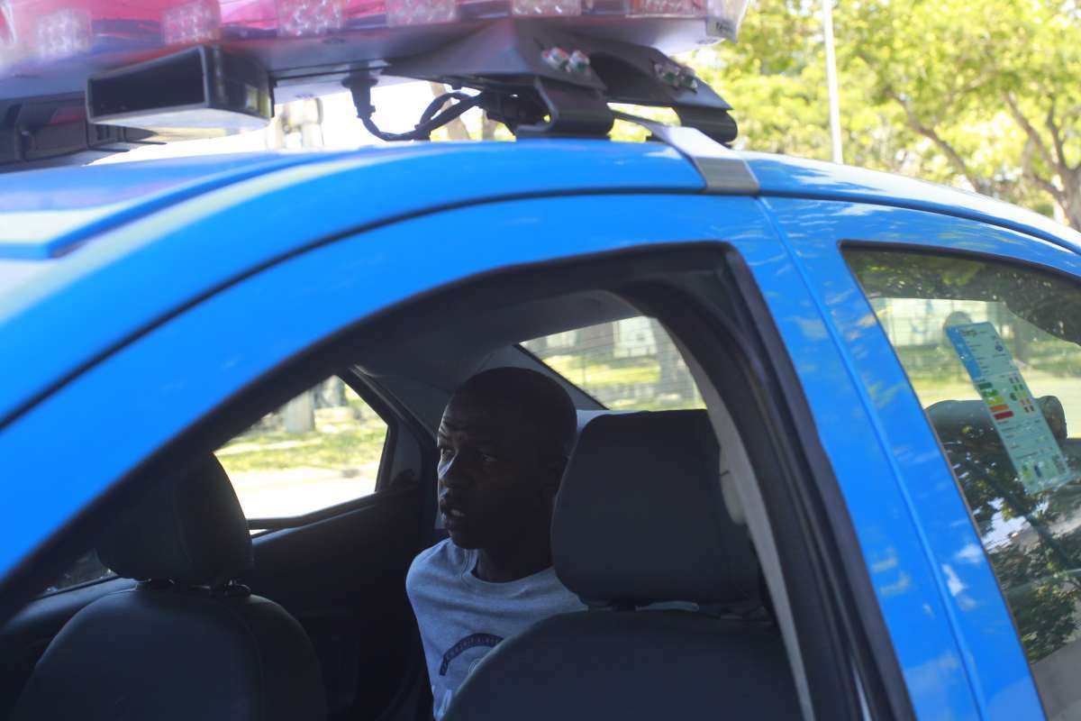 2018-10-23- Roubo de Carga que começou me São Cristovão termina em persseguição com troca de tiros dentro da Cidade Universitária , na Ilha do Fundão. Policiais prenderam 2 suspeitos e 1 conseguiu escapar.Na Foto: Um dos suspeitos preso durante o cerco policial Foto de Maíra Coelho / Agência O Dia. Polícia, Facada, Assalto, Lojas, Americanas, Celulares, Roubo. Carga, Fundao, UFRJ