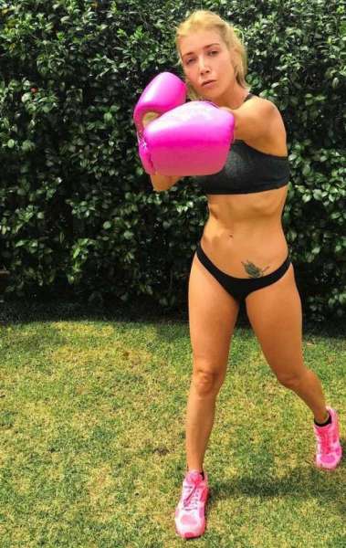 Luiza Possi mostra boa forma na aula de boxe