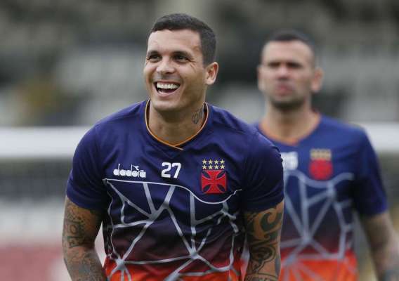 Ramon abre o sorriso durante treino do Vasco: confiança em recuperação da equipe