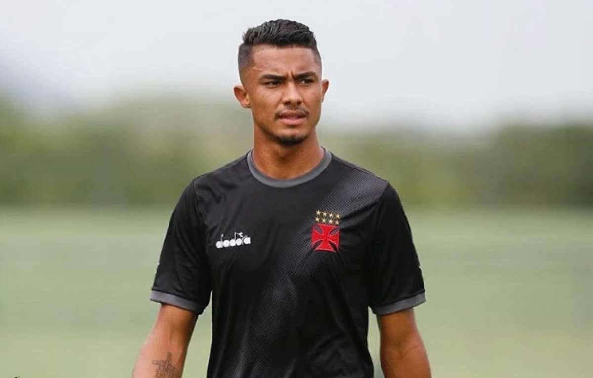 Meia Werick Caetano treina com sub-20 do Vasco