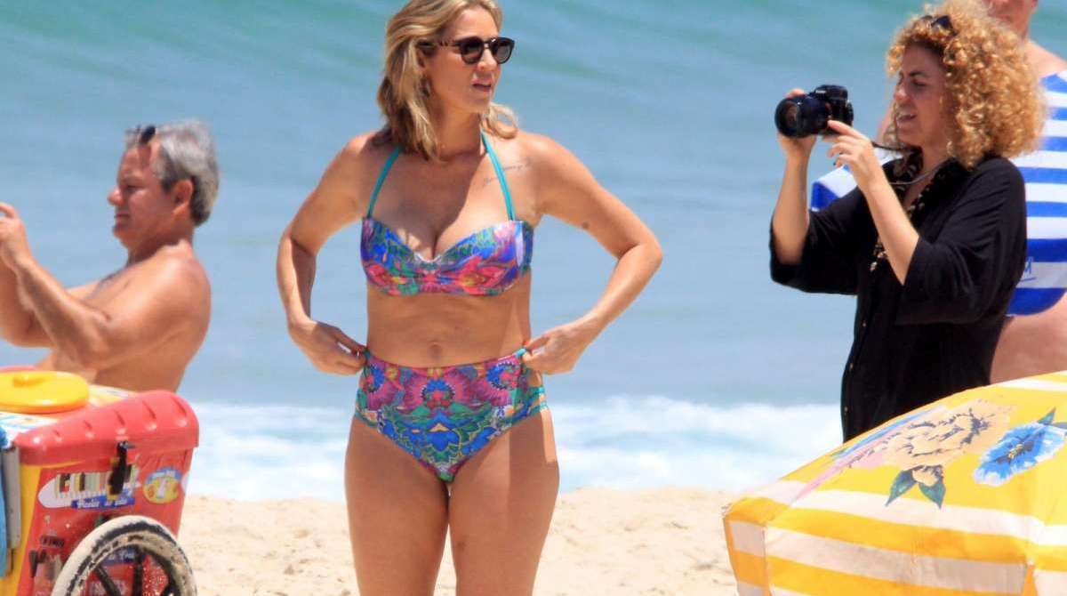 Luana Piovani curte dia de praia e recebe cr&iacute;ticas por celulites