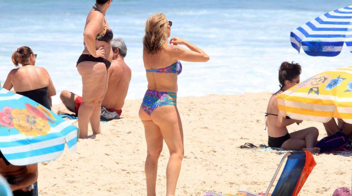 Luana Piovani curte dia de praia e recebe cr&iacute;ticas por celulites