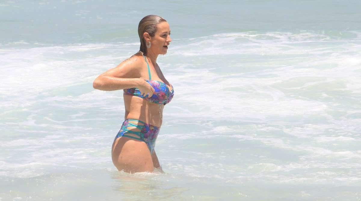 Luana Piovani curte dia de praia e recebe cr&iacute;ticas por celulites