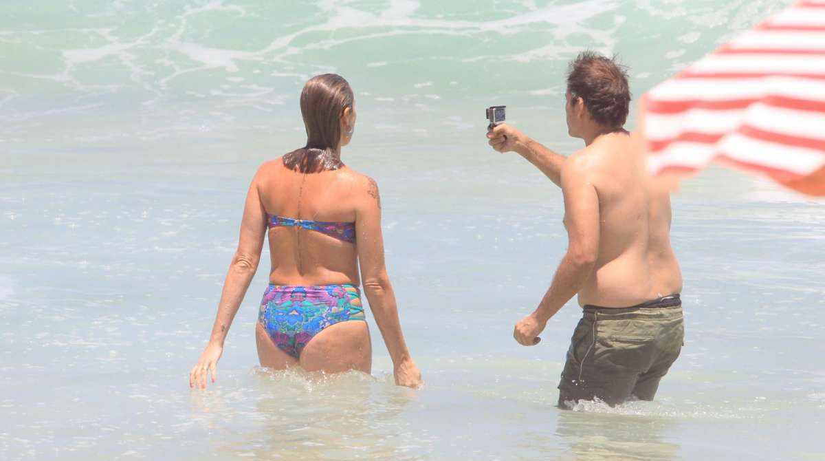 Luana Piovani curte dia de praia e recebe cr&iacute;ticas por celulites