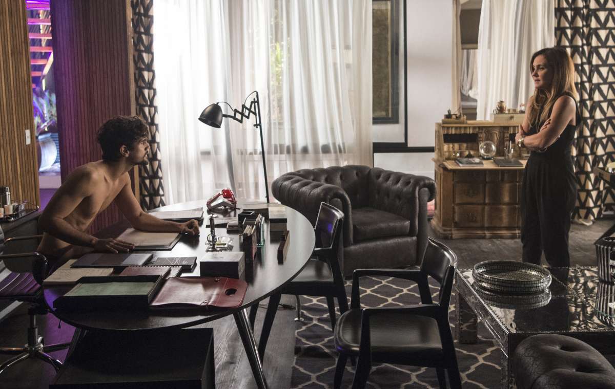 Du Love (Ciro Sales) tenta arrancar dinheiro de Laureta (Adriana Esteves)