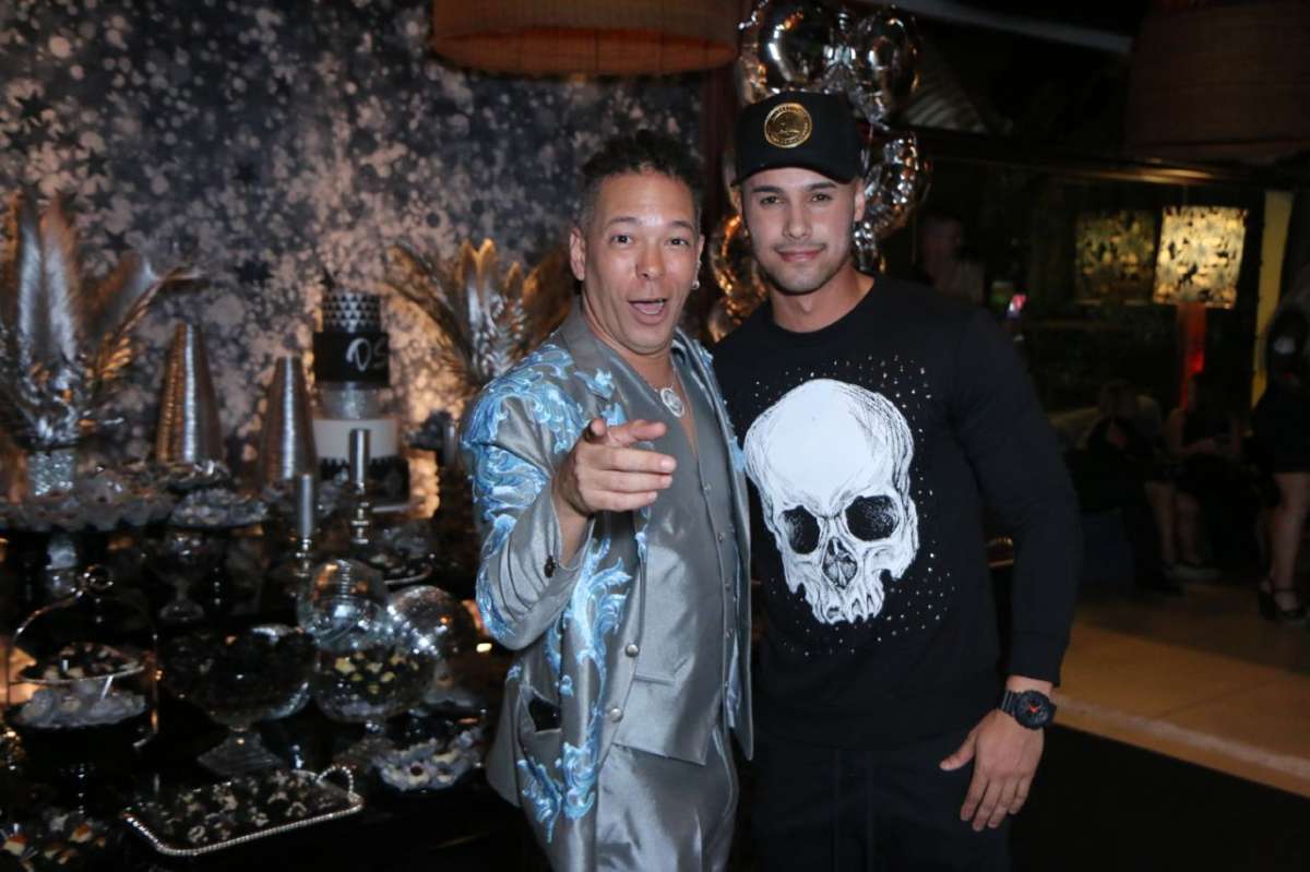 Mister Município de Rio de Janeiro, Antônnio Ramon tietou o aniversariante, o promoter David Santiago