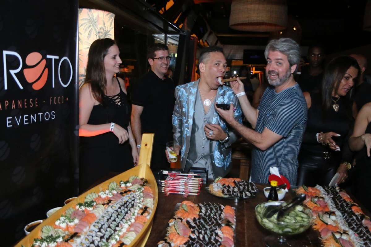 O promoter carioca David Santiago se divertiu ao comer comida japonesa durante o seu aniversário