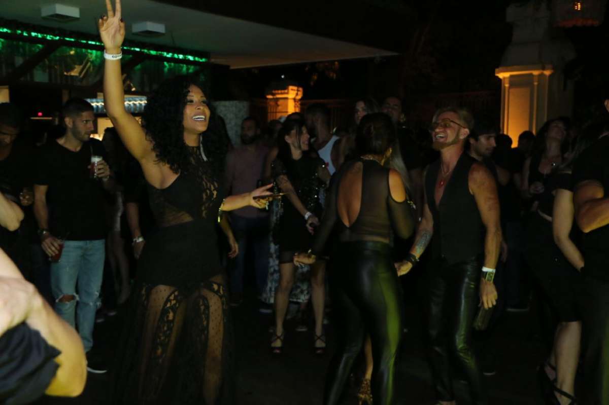 O traje preto era obrigatório para os convidados, que fizeram bonito na pista de dança