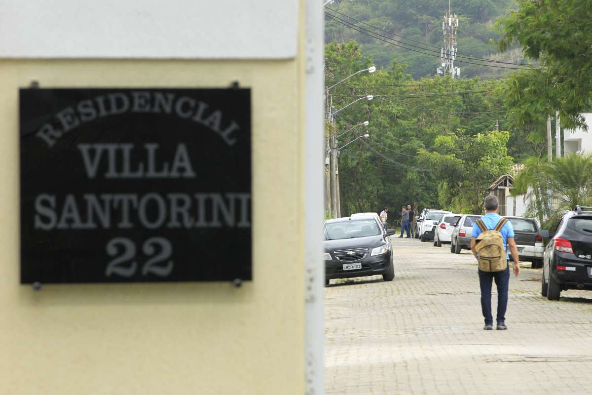 Ex-delegado Daniel Goulart, &eacute; baleado dentro de casa durante tentativa de assalto em Vargem Pequena.. Na foto, a pol&iacute;cia foi at&eacute; o condom&iacute;nio onde mora o ex Delegado.        Estefan Radovicz/Ag&ecirc;ncia O Dia               CIDADE,RIO,BANDIDOS,ASSALTO,DELEGADO,FERIDO
      Byline