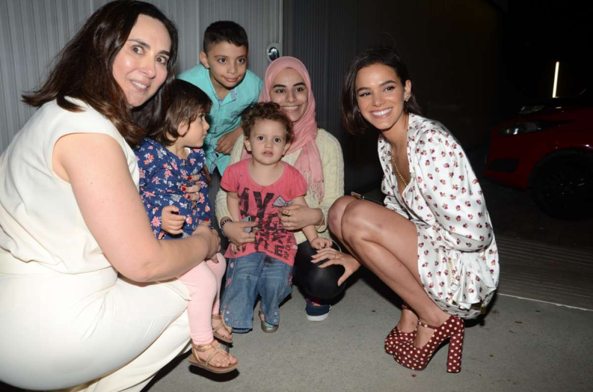 Bruna Marquezine faz sucesso com as crianças em evento