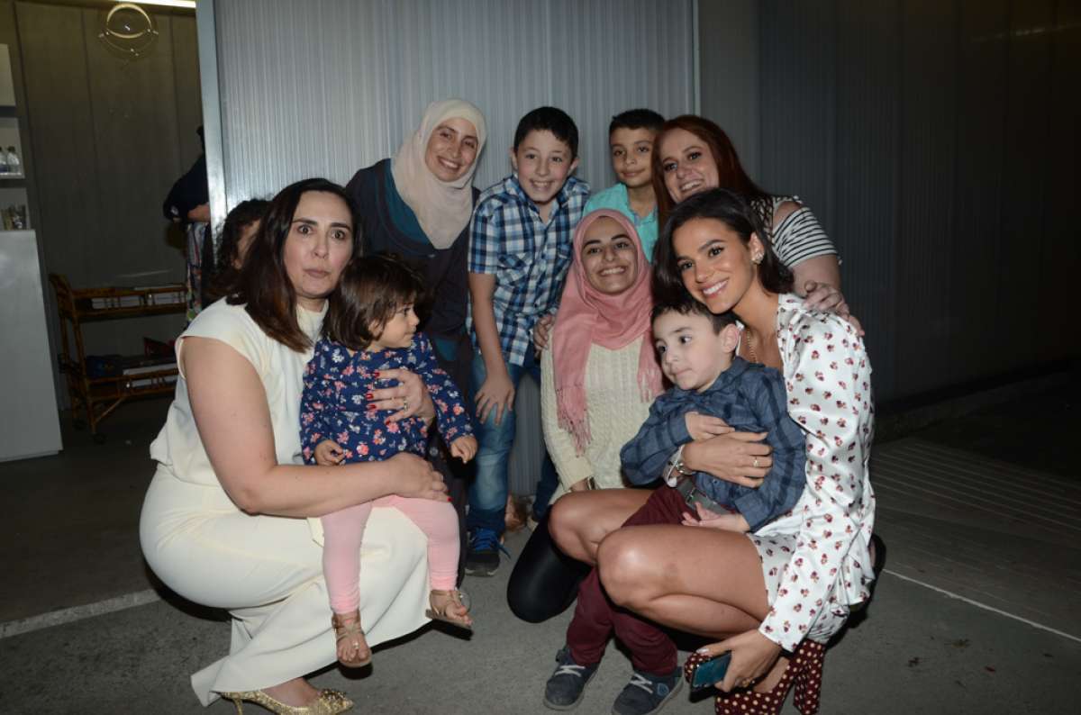 Bruna Marquezine faz sucesso com as crianças em evento