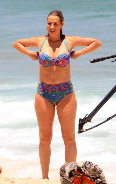 Luana Piovani curte dia de praia e recebe cr&iacute;ticas por celulites