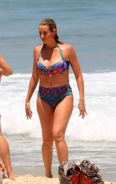 Luana Piovani curte dia de praia e recebe cr&iacute;ticas por celulites