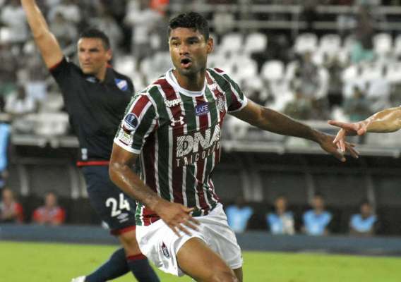 Gum comemora gol do Fluminense. Atleta deixou campo sentindo dores e é dúvida para o resto da temporada