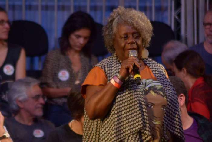 2018-10-23 - AG&Ecirc;NCIA DE NOT&icirc;CIAS - PARCEIRO - Concei&ccedil;&atilde;o Evaristo participa do "Ato da Virada com Haddad e Manu - Brasil Pela Democracia"  no Arcos da Lapa, no Centro Rio, nesta ter&ccedil;a-feira (23).  Estiveram presentes artistas como Chico Buarque e  Caetano Veloso, e o candidato &agrave; Presid&ecirc;ncia derrotado, Guilherme Boulos - Foto: Vanessa Ataliba/Parceiro/Ag&ecirc;ncia O Dia - Vanessa Ataliba/Parceiro/Ag&ecirc;ncia O Dia