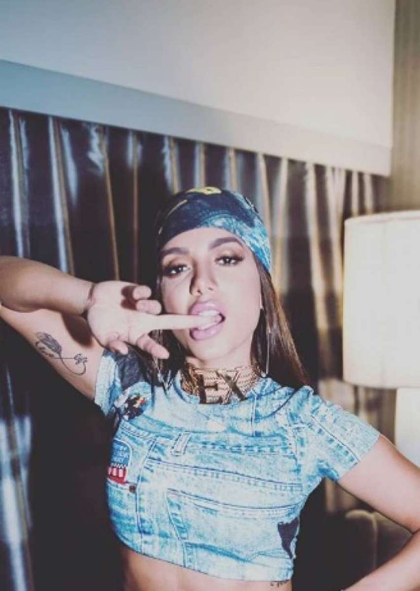 Anitta vestida com modelo dos anos 2000 para a festa de Drake