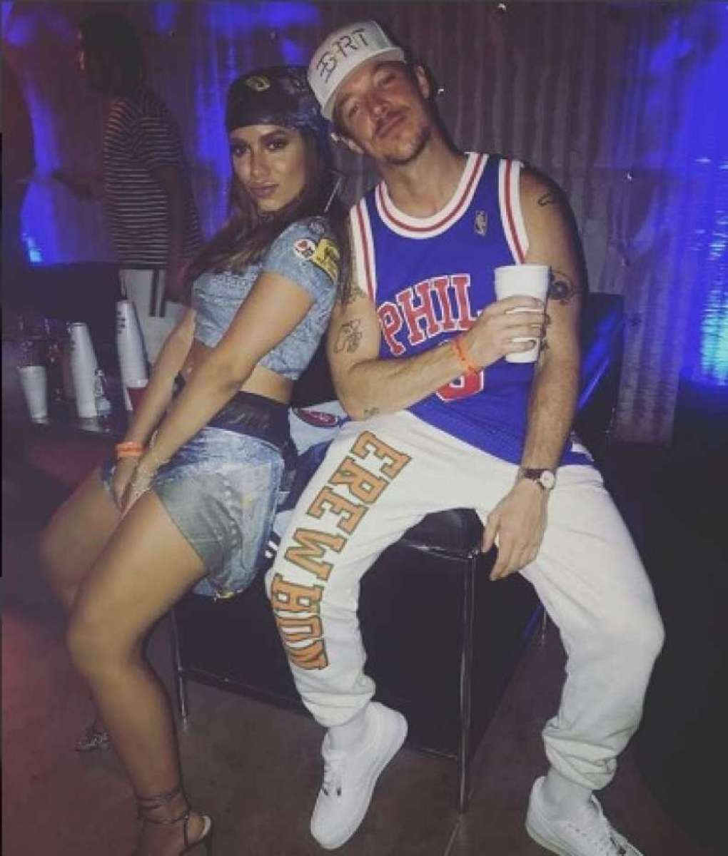Anitta vestida com modelo dos anos 2000 para a festa de Drake