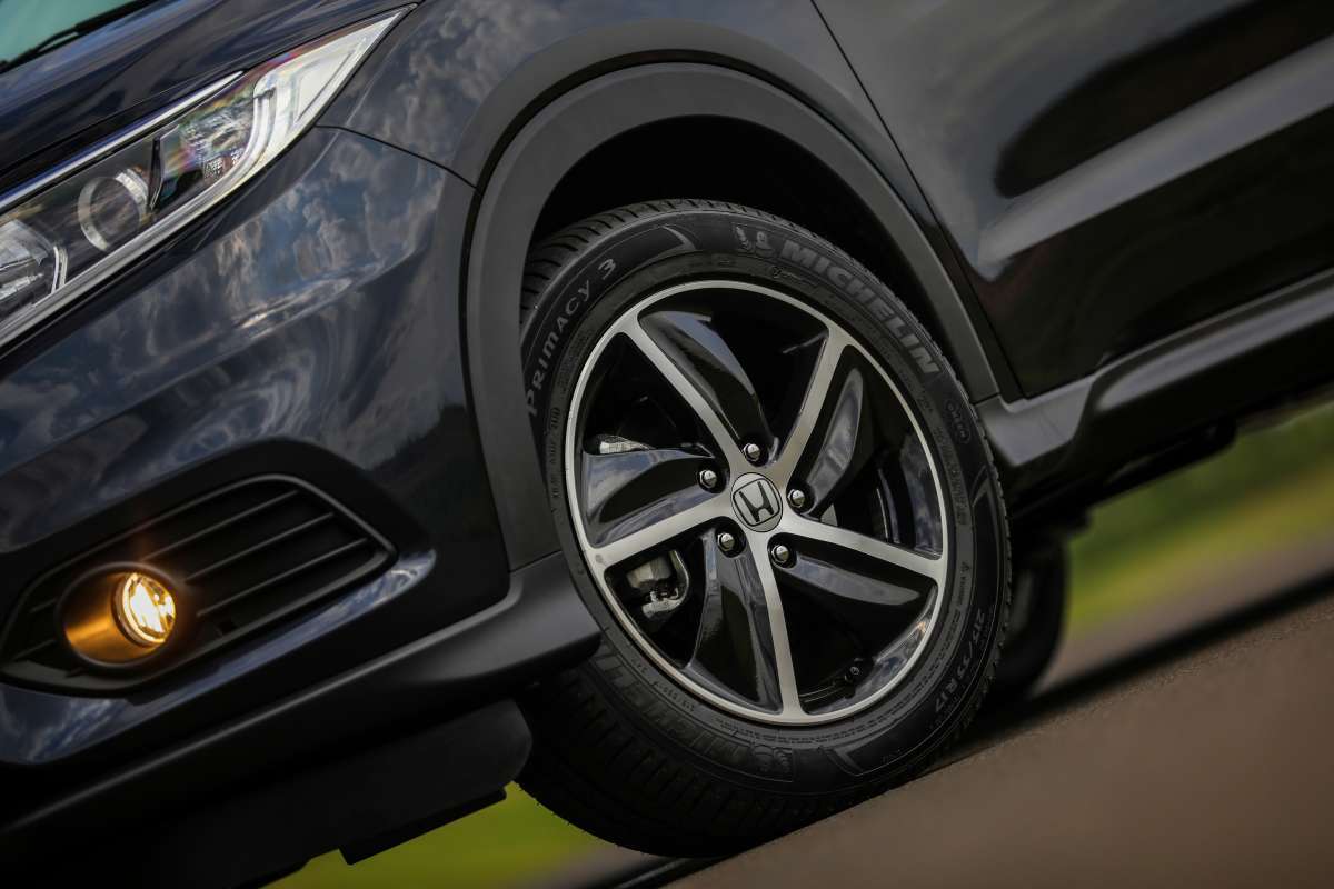 Grade dianteira mais encorpada está presente em outros modelos da marca, como no irmão menor WR-V