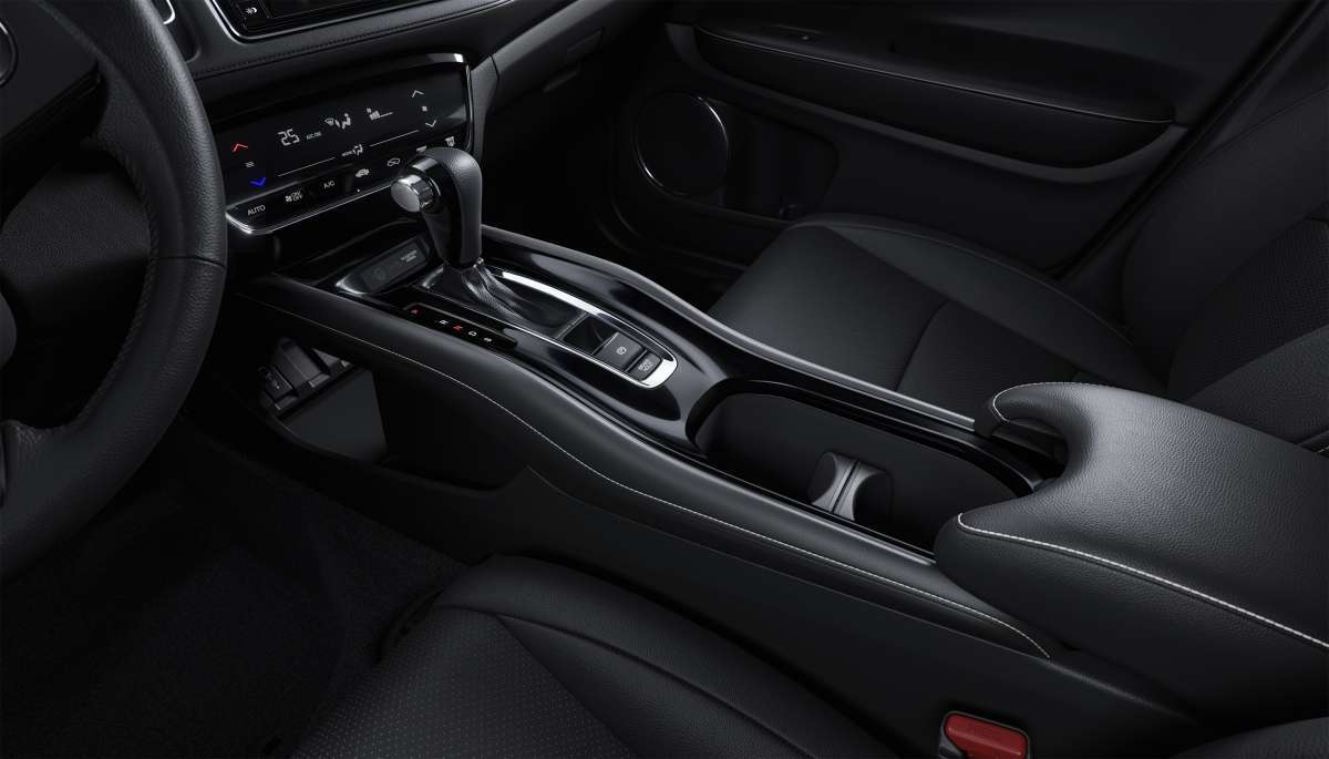 Grade dianteira mais encorpada está presente em outros modelos da marca, como no irmão menor WR-V