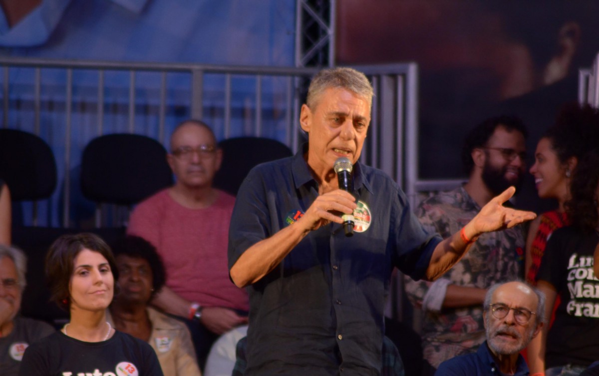 23/10/2018 - AG&Ecirc;NCIA DE NOT&icirc;CIAS - PARCEIRO - O candidato &agrave; Presid&ecirc;ncia da Rep&uacute;blica, Fernando Haddad (PT), acompanhado de sua vice, Manuela D'&icirc;vila, participa "Ato da Virada com Haddad e Manu - Brasil Pela Democracia"  no Arcos da Lapa, no Centro Rio, nesta ter&ccedil;a-feira (23).  Estiveram presentes artistas como Chico Buarque e  Caetano Veloso, e o candidato &agrave; Presid&ecirc;ncia derrotado, Guilherme Boulos..- Foto: Vanessa Ataliba/Parceiro/Ag&ecirc;ncia O Dia