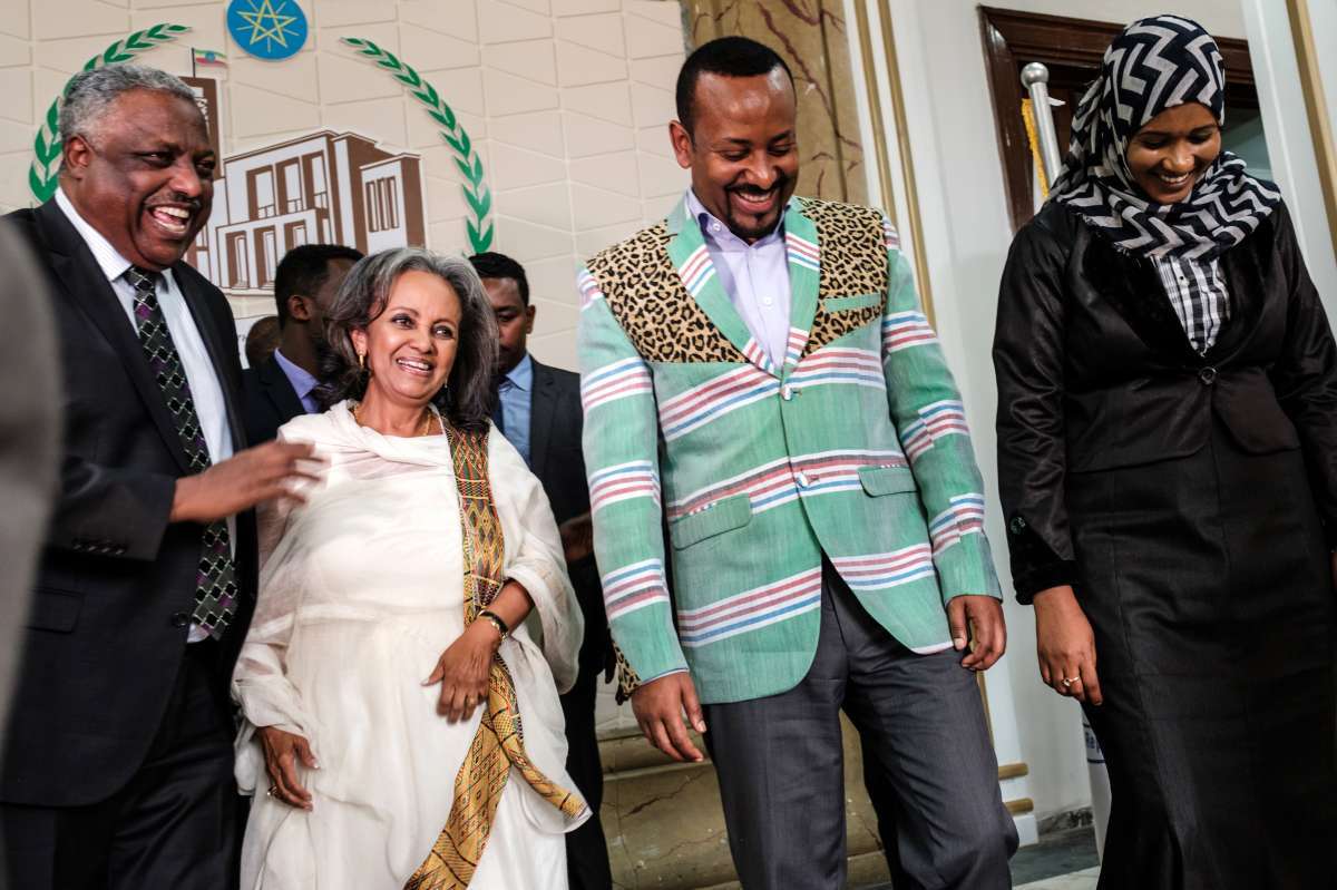 Sahle-Work Zewde ao lado do primeiro ministro Abiy Ahmed (R) depois de ser eleita como a primeira mulher a ser presidente da Etiópia 
