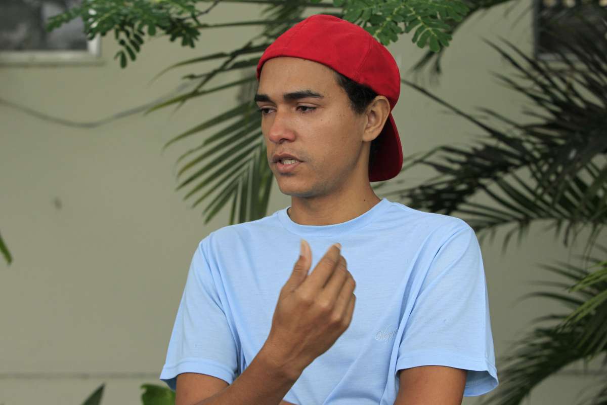 Pai de santo &eacute; morto durante reuni&atilde;o em terreiro de Nova Igua&ccedil;u..Leandro Souza de Jesus foi alvo de dois homens armados que chegaram ao local de moto. Na foto, Avani Sousa de Jesus e Leonardo Sousa de Jesus,a  m&atilde;e e irm&atilde;o de leandro, encaminhando a libera&ccedil;&atilde;o do corpo no IML, de Nova Igua&ccedil;u.                Estefan Radovicz / Ag&ecirc;ncia O Dia                 CIDADE,RIO,RELIGI&Atilde;O,MORTE,TIROS
      Byline