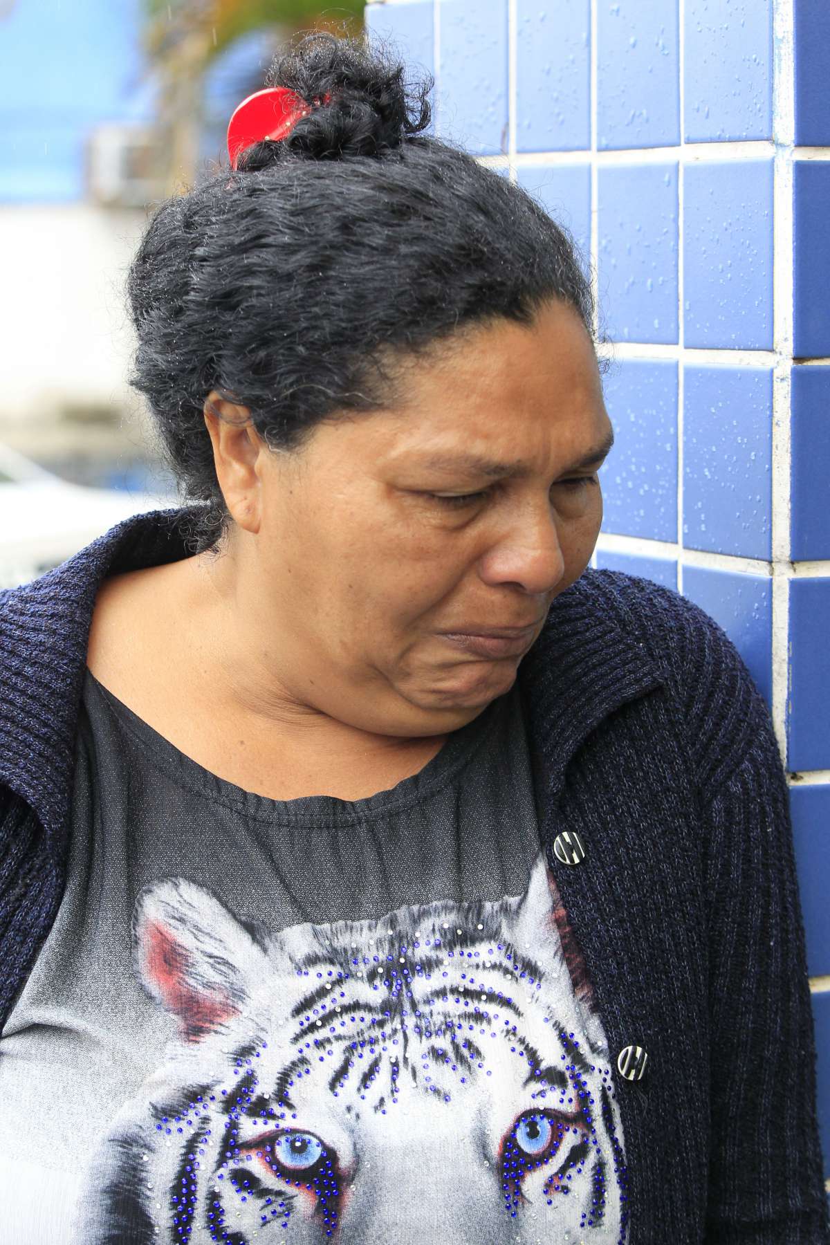 Pai de santo &eacute; morto durante reuni&atilde;o em terreiro de Nova Igua&ccedil;u..Leandro Souza de Jesus foi alvo de dois homens armados que chegaram ao local de moto. Na foto, Avani Sousa de Jesus e Leonardo Sousa de Jesus,a  m&atilde;e e irm&atilde;o de leandro, encaminhando a libera&ccedil;&atilde;o do corpo no IML, de Nova Igua&ccedil;u.                Estefan Radovicz / Ag&ecirc;ncia O Dia                 CIDADE,RIO,RELIGI&Atilde;O,MORTE,TIROS
      Byline