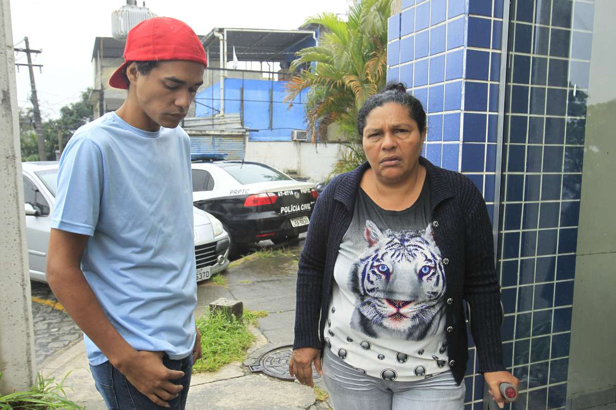 Pai de santo &eacute; morto durante reuni&atilde;o em terreiro de Nova Igua&ccedil;u..Leandro Souza de Jesus foi alvo de dois homens armados que chegaram ao local de moto. Na foto, Avani Sousa de Jesus e Leonardo Sousa de Jesus,a  m&atilde;e e irm&atilde;o de leandro, encaminhando a libera&ccedil;&atilde;o do corpo no IML, de Nova Igua&ccedil;u.                Estefan Radovicz / Ag&ecirc;ncia O Dia                 CIDADE,RIO,RELIGI&Atilde;O,MORTE,TIROS
      Byline