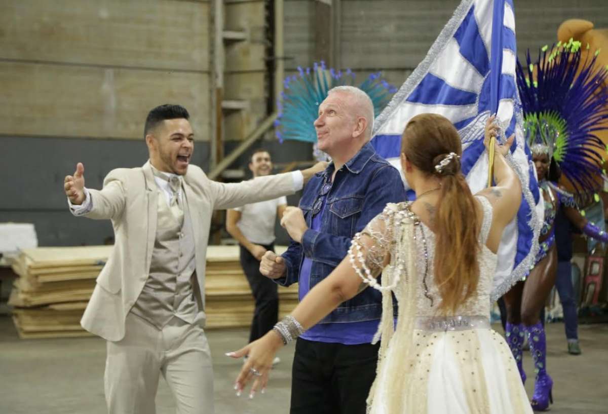 Rainha Bianca Monteiro fez o estilista cair no samba