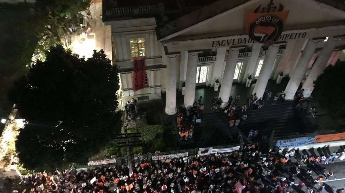 A manifestação realizada na quarta diante da faixa polêmica