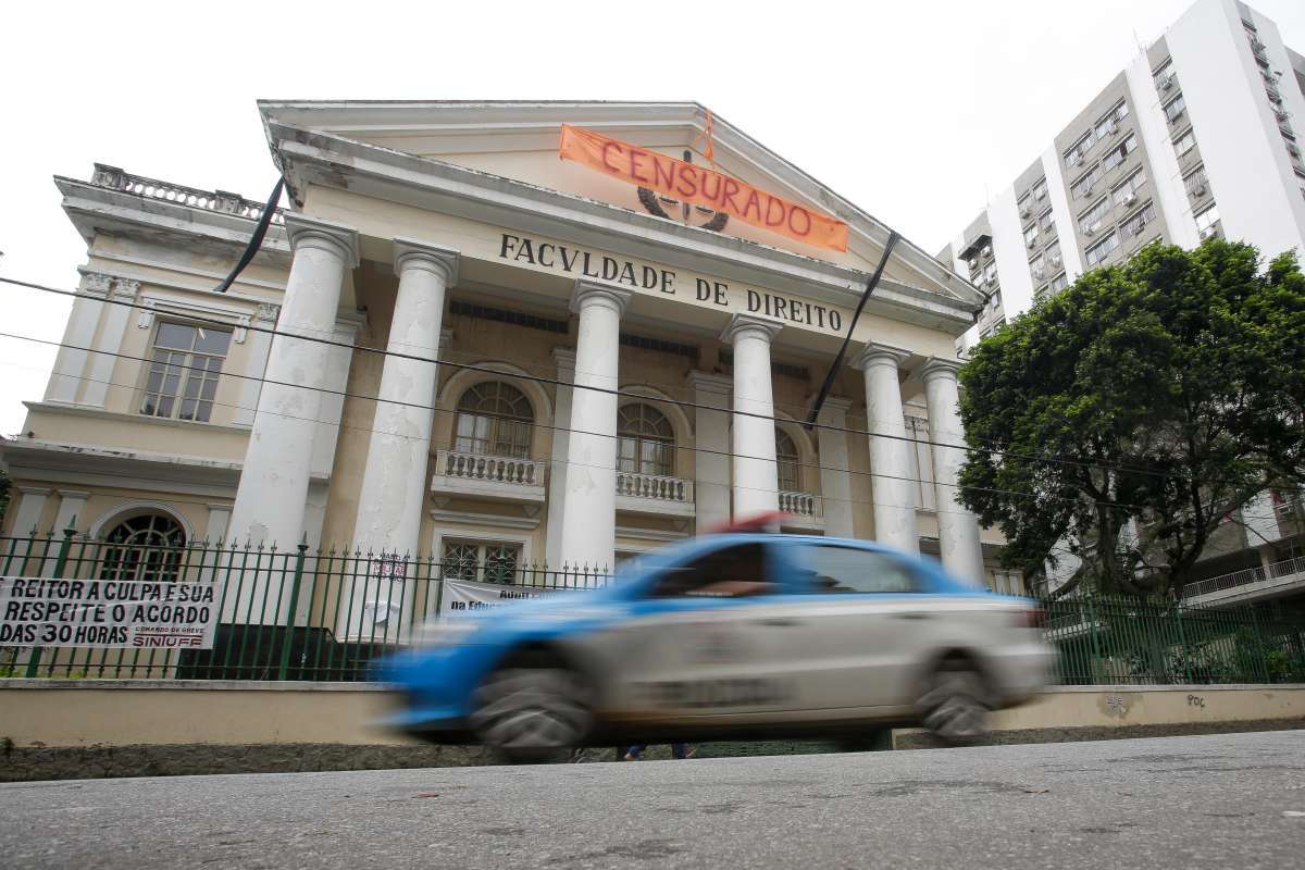 Rio de Janeiro, 26/10/2017 - Alunos colocaram faixa na Facudade de DIreito em Niteroi (UFF) com a palavra Censurado. Foto: Luciano Belford/Agencia O Dia