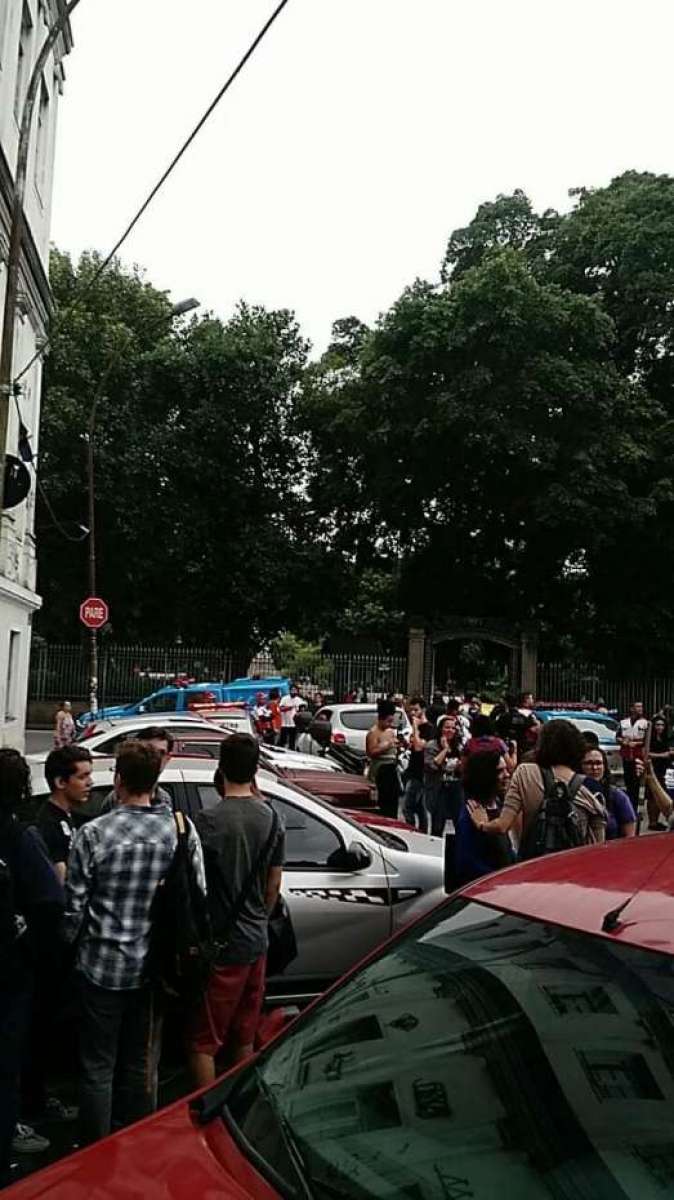 Carro com morto é deixado em frente à Faculdade de Direito da UFRJ