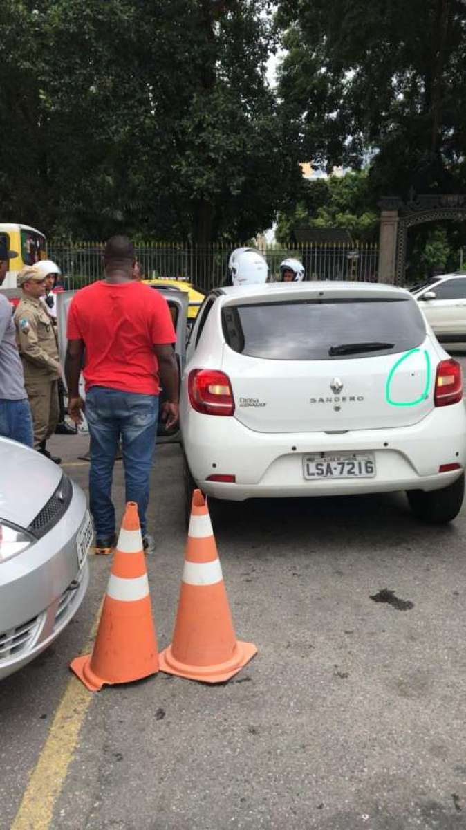 Sandero branco com morto é deixado em frente à Faculdade Nacional de Direito da UFRJ