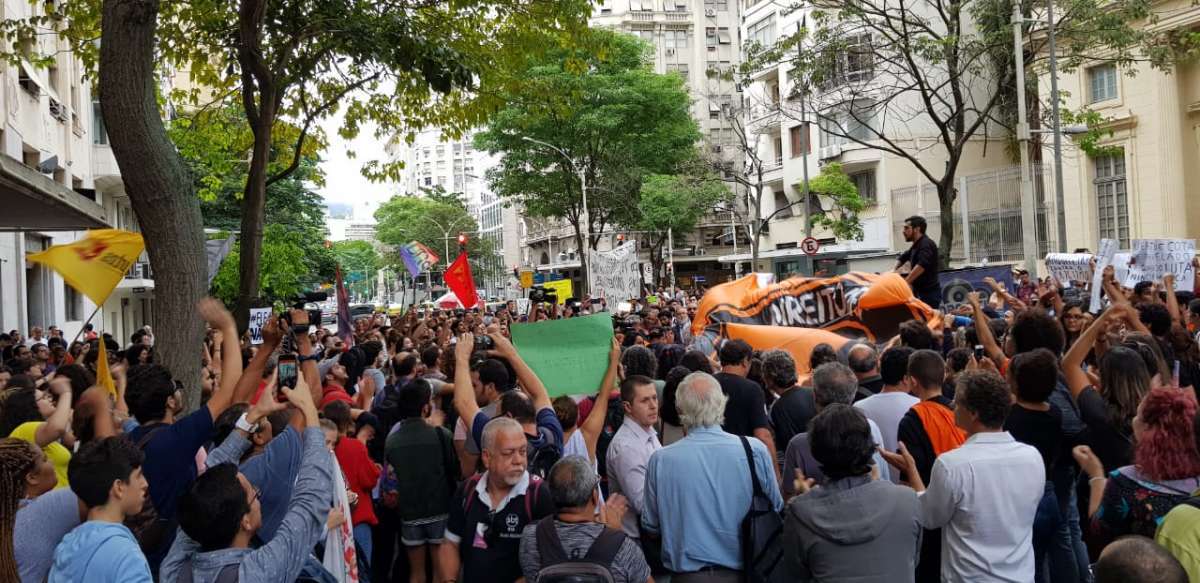 Centenas fazem atos em frente ao TRE-RJ, no Centro do Rio