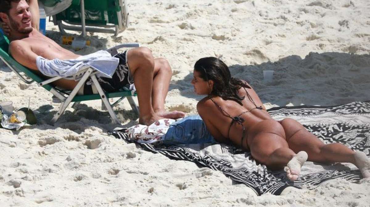 Giulia Costa namora na praia