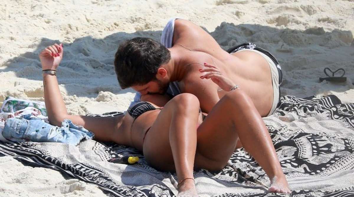 Giulia Costa namora na praia