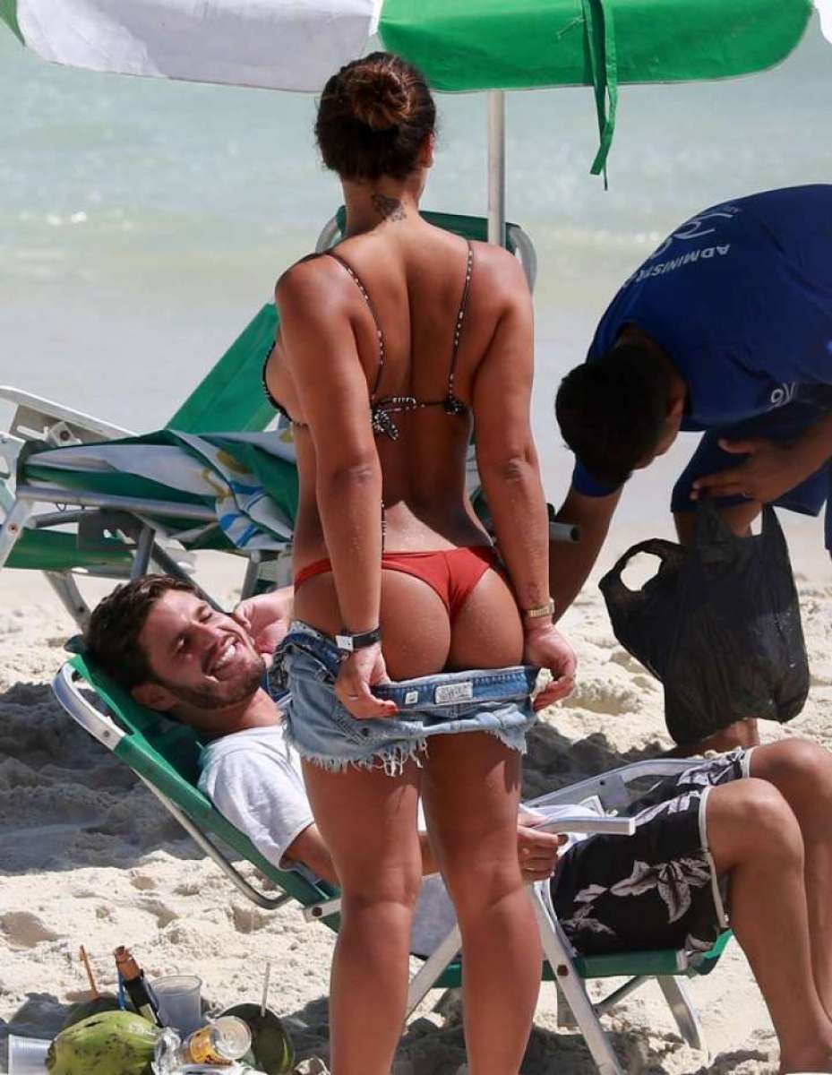 Giulia Costa namora na praia