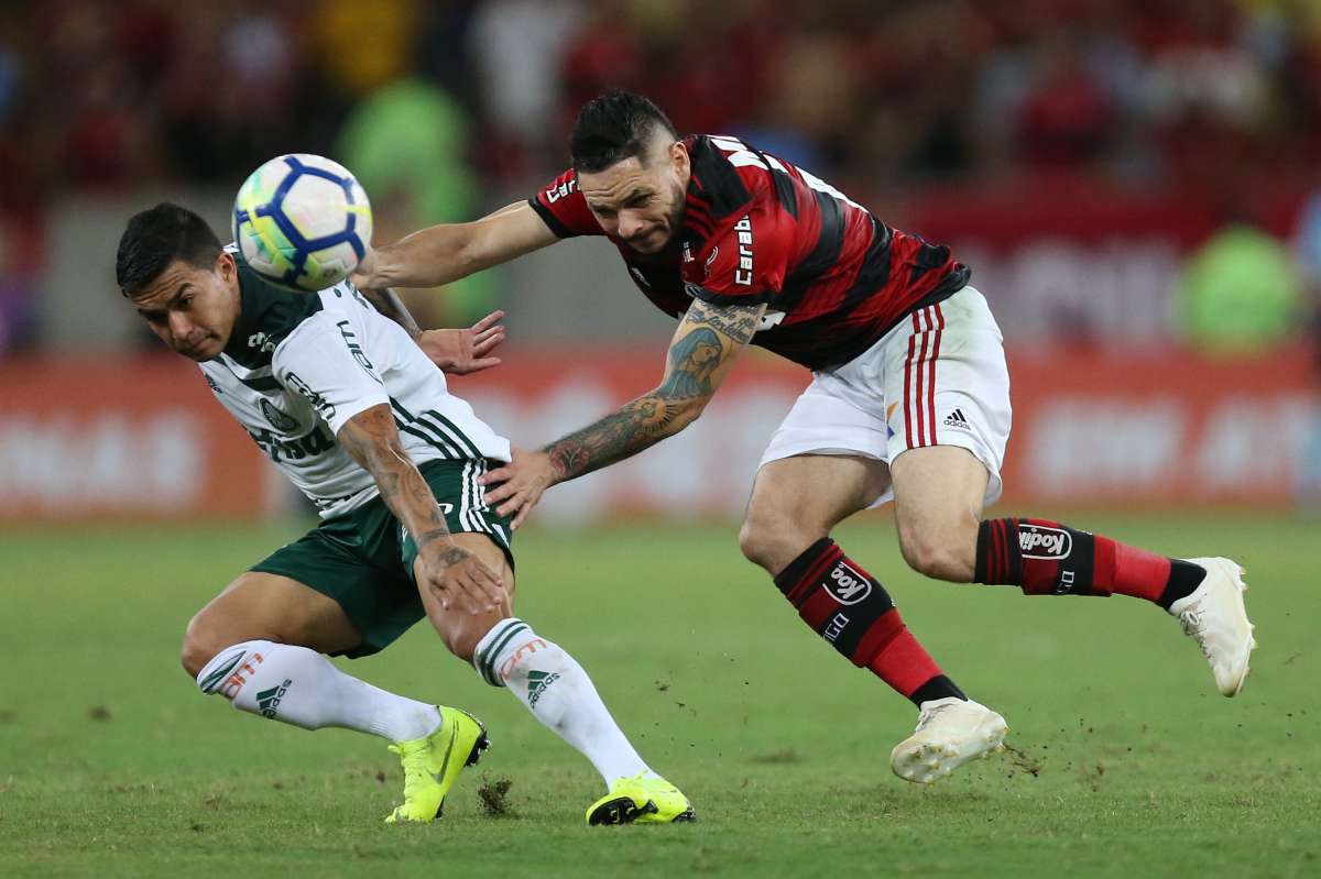 Flamengo x Palmeira pela 31 radada do Campeonato Brasileiro de Futebol, no Maracana, Rio de Janeiro. Flamengo: Cesar, Para, Leo Duarte, Rever, Rene, Cuellar, Willian Arao, Lucas Paqueta, Everton RIbeiro Vitinho Uribe, Tecmico: Dorival Junior. Palmeiras: Weverton, Luan, Edu Dracena, Antonio Carlos, Victor Luis, Thiago Santos, Felipe Melo Guerra, Hyoran, Dudu, Borja, Tecnico: Felipao.
