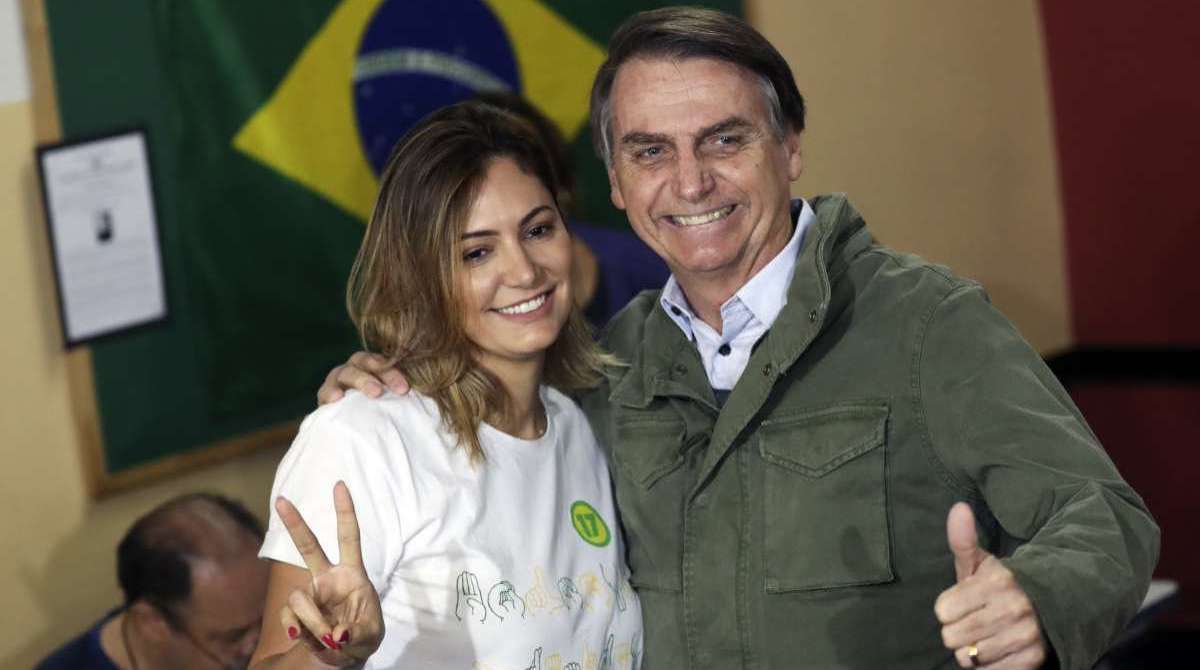 Sem Bolsonaro, Michelle Bolsonaro desembarca em Brasília voltando dos  Estados Unidos