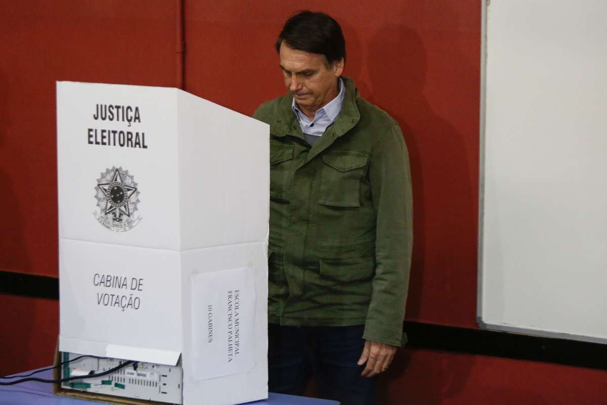 Rio de Janeiro, 28/10/2018 - O candidato do PSL à Presidência da República, Jair Bolsonaro, votou na manhã deste domingo (28) na Escola Municipal Rosa da Fonseca, dentro da Vila Militar, em Deodoro, na Zona Oeste do Rio. Foto: Luciano Belford/Agencia O Dia